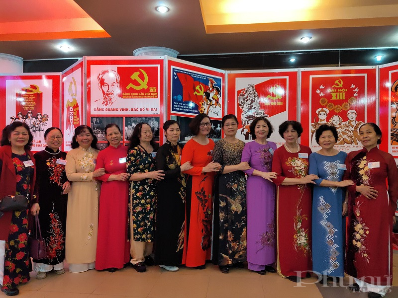 Các bà, các cô chi hội phụ nữ số 8 phấn khởi tham gia Đại hội