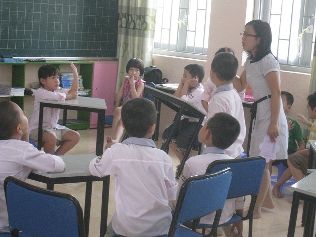 Việc quy định có chứng chỉ bồi dưỡng theo tiêu chuẩn chức danh nghề nghiệp được cho là đang làm khó, khổ giáo viên (ảnh minh họa)