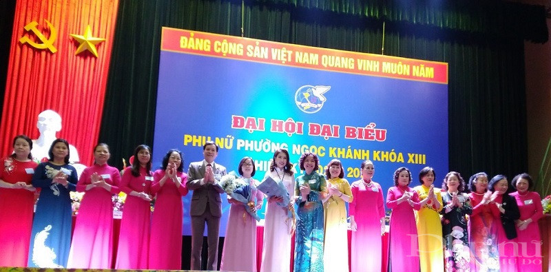 Các đại biểu lãnh đạo Hội LHPN quận, lãnh đạo Đảng ủy phường tặng hoa chúc mừng BCH nhiệm kỳ 2021 -2026