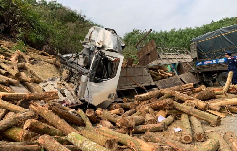 Hiện trường vụ tai nạn giao th&ocirc;ng xe tải chở gỗ keo đ&acirc;m v&agrave;o ta luy đường l&agrave;m 7 người tử vong ở Thanh H&oacute;a. (Ảnh: CTV/Vietnam+)