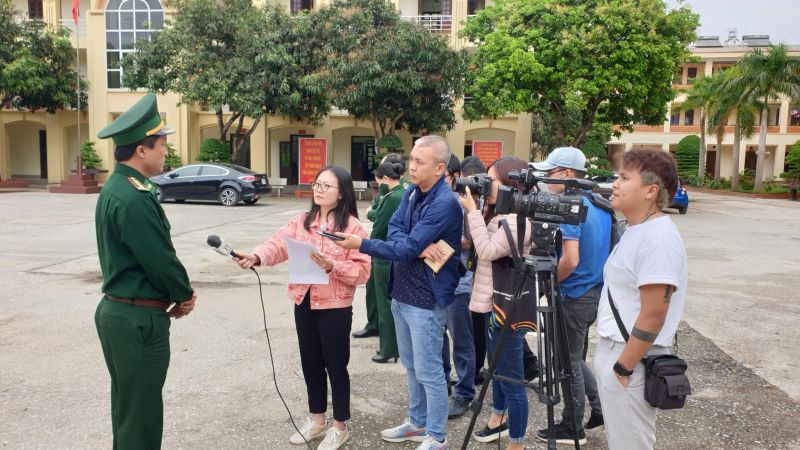 Đoàn phóng viên phỏng vấn Đại tá Trần Nam Trung, Chỉ huy trưởng BĐBP tỉnh Điện Biên về công tác giữ vững an ninh chính trị, trật tự an toàn xã hội vùng biên, bảo vệ chủ quyền, an ninh biên giới quốc gia