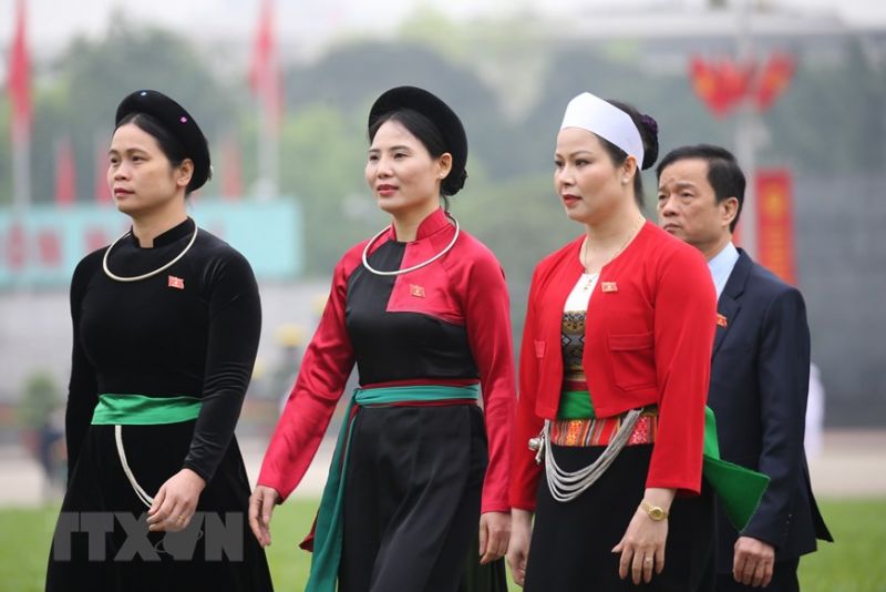 Các Đại biểu Quốc hội vào Lăng viếng Chủ tịch Hồ Chí Minh. (Ảnh: Dương Giang/TTXVN)