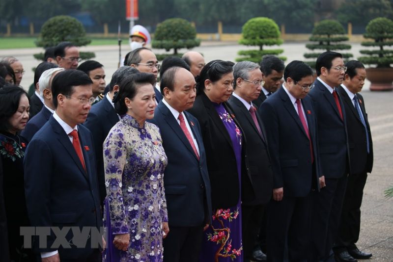 Thủ tướng Nguyễn Xuân Phúc, Chủ tịch Quốc hội Nguyễn Thị Kim Ngân và các Đại biểu Quốc hội tưởng nhớ Chủ tịch Hồ Chí Minh. (Ảnh: Dương Giang/TTXVN)