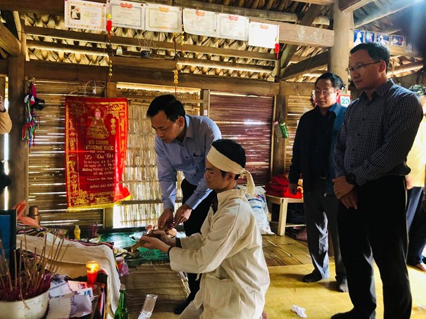 Ph&oacute; Chủ tịch chuy&ecirc;n tr&aacute;ch Ủy ban An to&agrave;n giao th&ocirc;ng Quốc gia Khuất Việt H&ugrave;ng v&agrave; đo&agrave;n c&ocirc;ng t&aacute;c thăm hỏi, động vi&ecirc;n gia đ&igrave;nh c&oacute; nạn nh&acirc;n tử vong trong vụ tai nạn giao th&ocirc;ng l&agrave;m 7 người chết ở Thanh H&oacute;a. (Ảnh: CTV/Vietnam+)