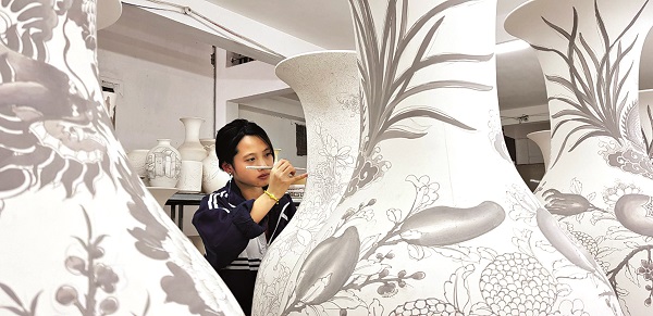 Thợ trẻ vẽ l&ecirc;n c&aacute;c t&aacute;c phẩm nghệ thuật gốm