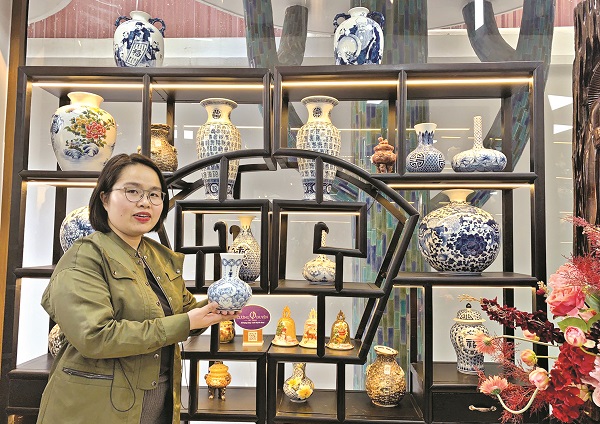 Phạm Cẩm Linh giới thiệu sản phẩm gốm B&aacute;t Tr&agrave;ng