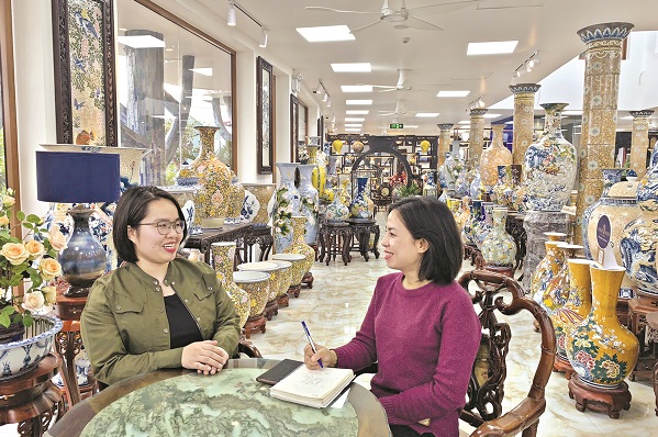 Phạm Cẩm Linh tr&ograve; chuyện c&ugrave;ng t&aacute;c giả ở Nh&agrave; c&acirc;y gốm Đ&ocirc;ng Sơn