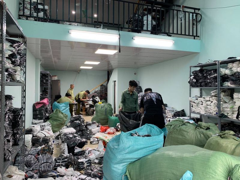 Lưc lượng chức năng đang kiểm tra kho hàng vi phạm