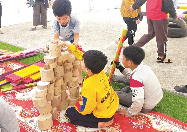 Cùng nhau làm các đồ chơi tại sân chơi