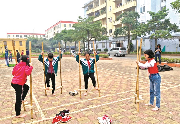 Trẻ em chơi các trò chơi dân gian tại sân chơi di động