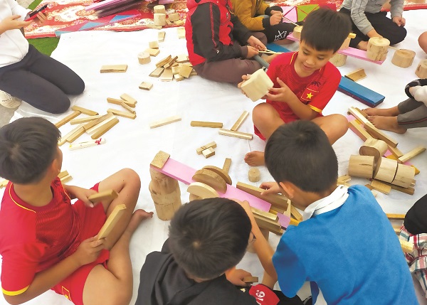 Hội LHPN Đông Anh và những sân chơi tái chế sáng tạo mang tiếng cười cho trẻ em - ảnh 4