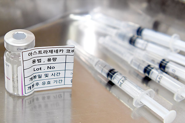 Tổng thống Hàn Quốc "trấn an" người dân tiêm vaccine AstraZeneca - ảnh 1