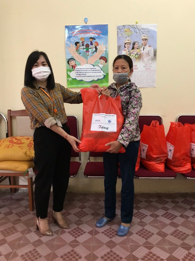 Hội  viên phụ nữ có hoàn cảnh khó khăn bị ảnh hưởng bởi dịch Covid -19  nhận quà hỗ trợ