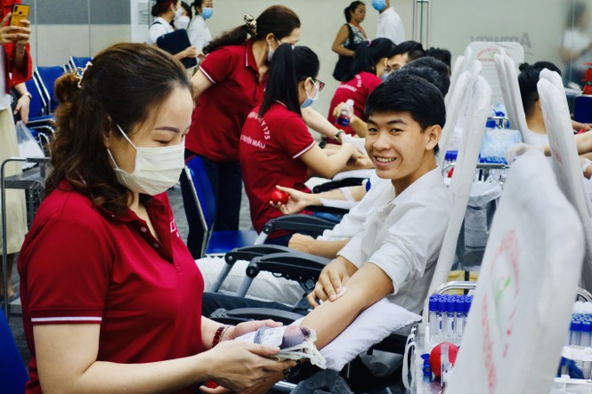 C&aacute;c bạn trẻ h&agrave;o hứng tham gia hiến m&aacute;u t&igrave;nh nguyện