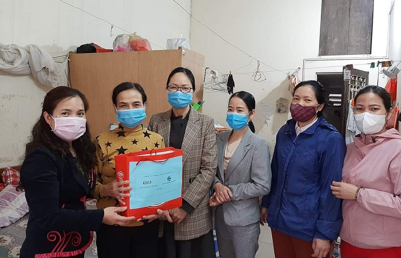 Đoàn công tác tặng quà cho các gia đình tại quận Nam Từ Liêm