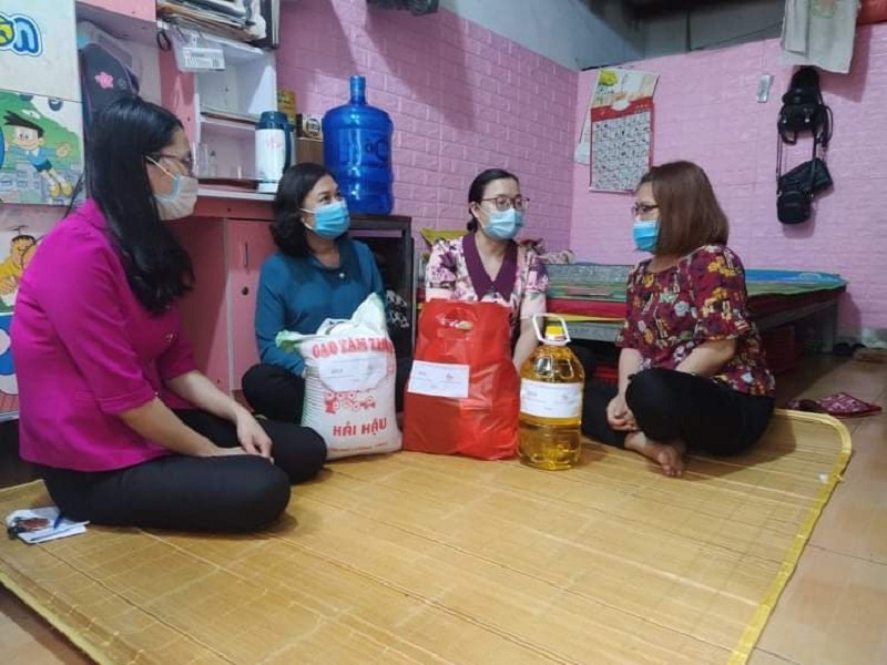 Đoàn công tác tặng quà cho gia đình hội viên tại huyện Đông Anh