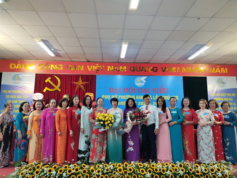 C&aacute;c đại biểu ch&uacute;c mừng Ban chấp h&agrave;nh Hội LHPN lần thứ XIII