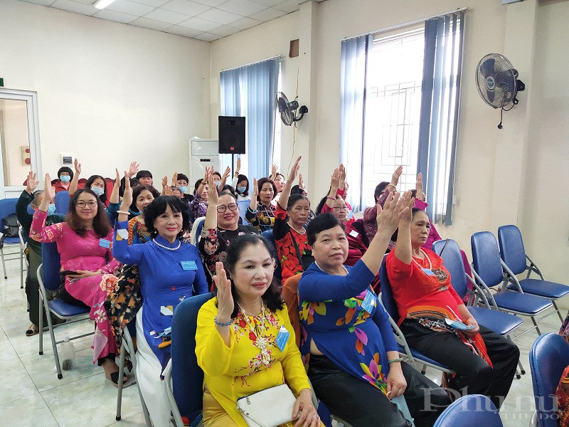 c&aacute;c đại biểu biểu quyết bầu BCH Hội LHPN phường nhiệm kỳ 2021 - 2026