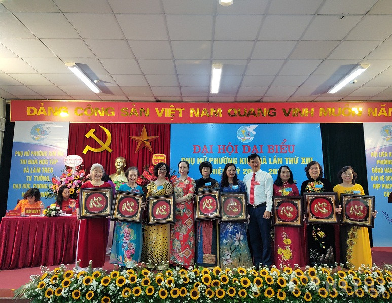 C&aacute;c đại biểu tặng qu&agrave; chia tay c&aacute;c đ&ograve;ng ch&iacute; Ủy vi&ecirc;n Ban chấp h&agrave;nh kh&ocirc;ng t&aacute;i cử