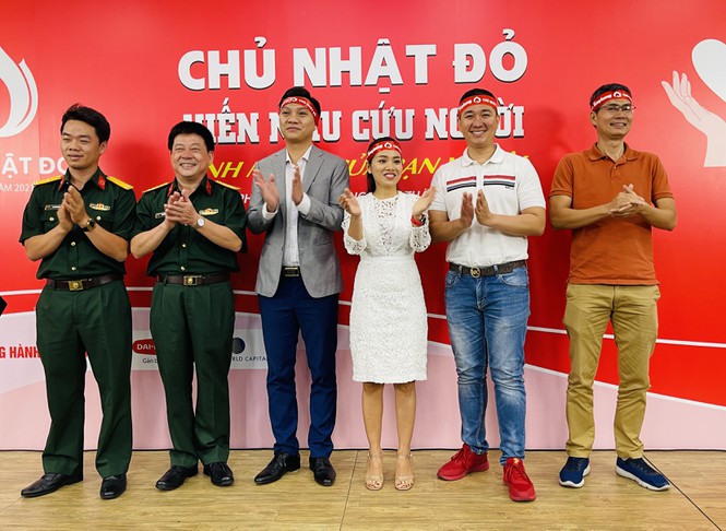 Đại diện Ban tổ chức chương tr&igrave;nh, nh&agrave; b&aacute;o L&yacute; Th&agrave;nh T&acirc;m c&aacute;m ơn c&aacute;c đơn vị đồng h&agrave;nh chương tr&igrave;nh Chủ nhật đỏ 2021: Bệnh viện Qu&acirc;n y 175 v&agrave; Amway Việt Nam.