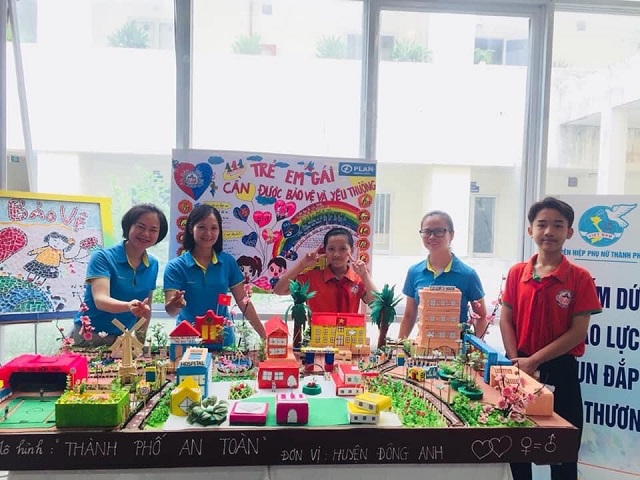 C&aacute;c em trong CLB Thủ lĩnh v&igrave; sự thay đổi thuyết tr&igrave;nh x&acirc;y dựng m&ocirc; h&igrave;nh sống an to&agrave;n cho phụ nữ, trẻ em tại Hội LHPN TP H&agrave; Nội