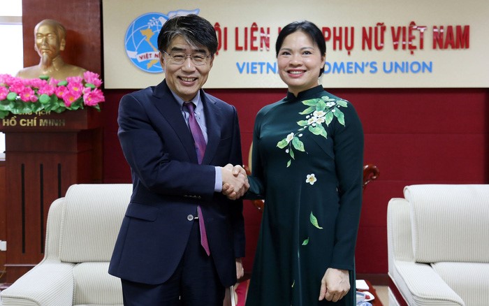 Ủy vi&ecirc;n TƯ Đảng, Chủ tịch Hội LHPN Việt Nam H&agrave; Thị Nga v&agrave; Gi&aacute;m đốc quốc gia ILO tại Việt Nam Chang-Hee Lee