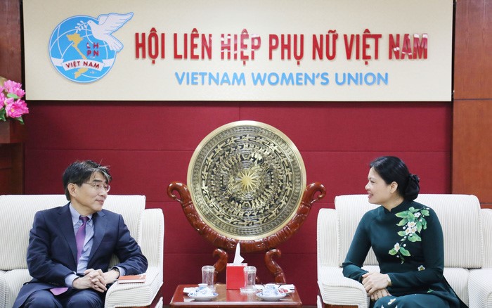 Ủy vi&ecirc;n TƯ Đảng, Chủ tịch Hội LHPN Việt Nam H&agrave; Thị Nga v&agrave; Gi&aacute;m đốc quốc gia ILO tại Việt Nam Chang-Hee Lee