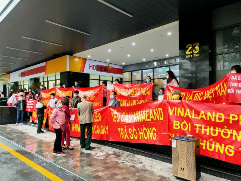 H&agrave;ng trăm cư d&acirc;n chung cư ở số 23 Duy T&acirc;n cầm băng r&ocirc;n trước sảnh t&ograve;a nh&agrave; y&ecirc;u cầu chủ đầu tư đối thoại