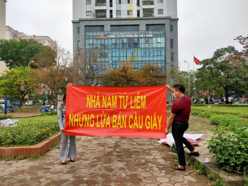 Cư d&acirc;n cho hay: Ch&uacute;ng t&ocirc;i phải xin nghỉ việc cơ quan để đ&ograve;i quyền lợi ch&iacute;nh đ&aacute;ng l&agrave; việc cực chẳng đ&atilde;, kh&ocirc;ng ai mong muốn phải sống trong bất an n&agrave;y.