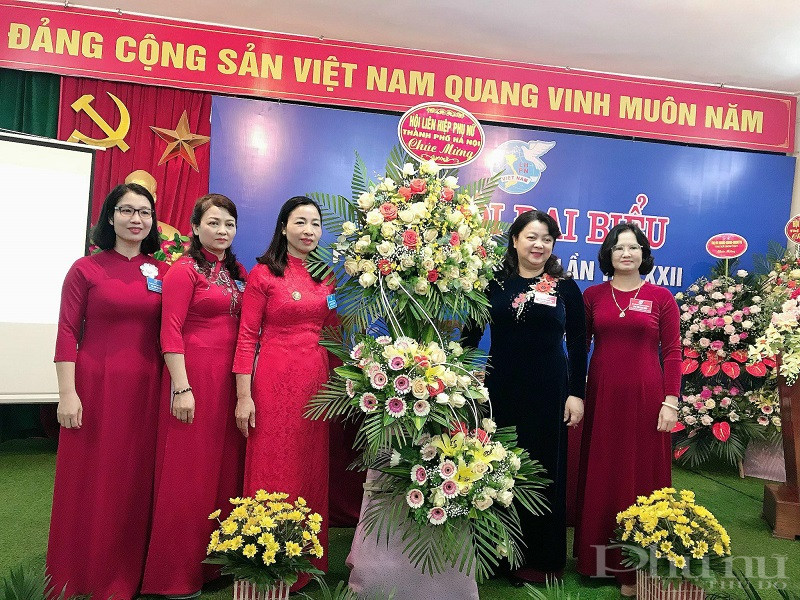 Phó Chủ tịch Thường trực Hội LHPN Hà Nội Nguyễn Thị Thu Thủy tặng hoa chúc mừng thành công Đại hội đại biểu phụ nữ xã Cổ Đông lần thứ XXII.