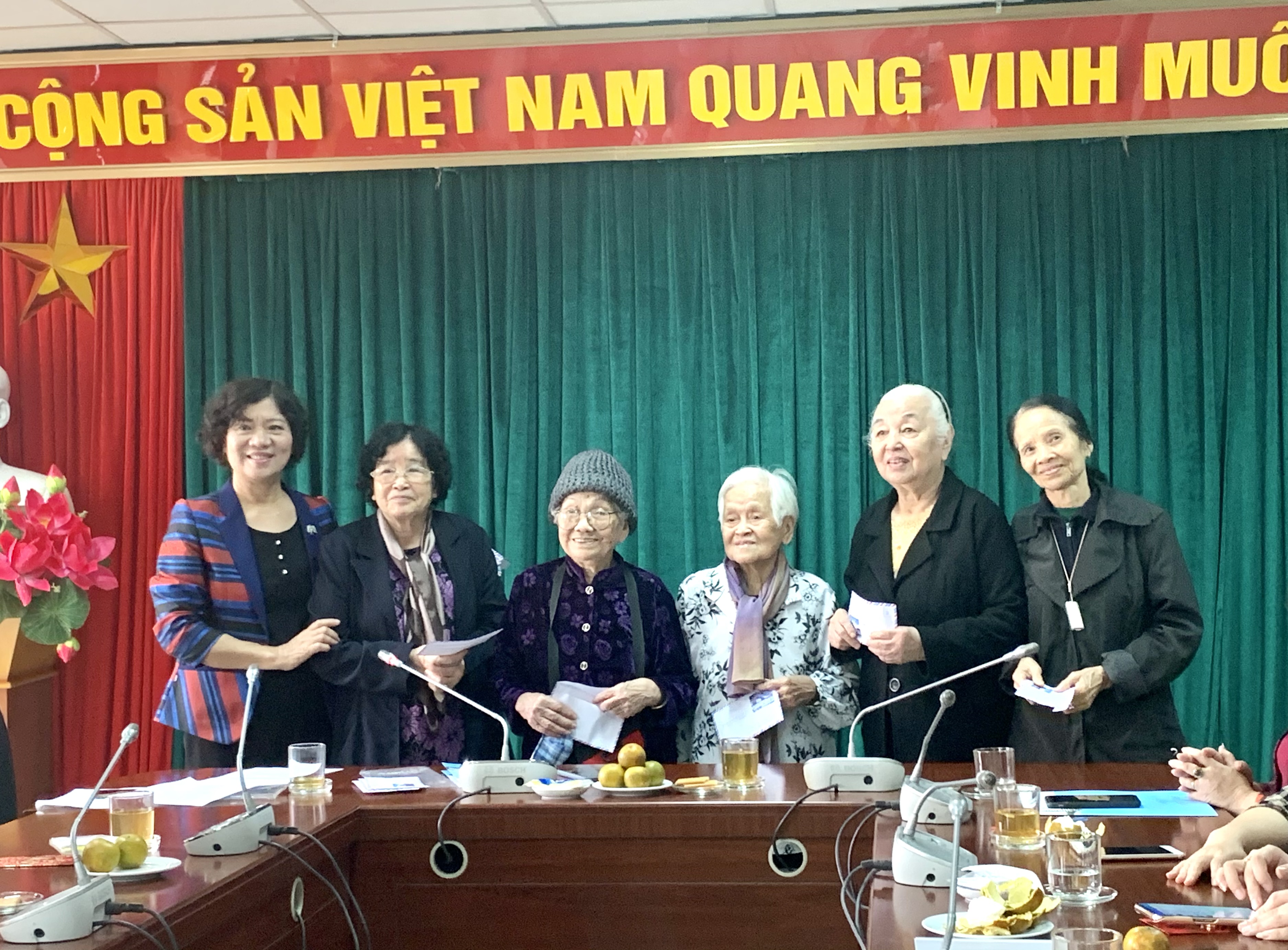 Hội LHPN Hà Nội: Gặp mặt các cán bộ lãnh đạo hưu trí qua các thời kỳ - ảnh 7