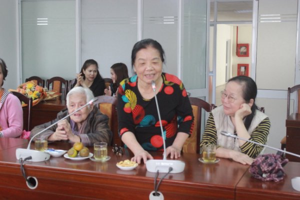 ... v&agrave; trao nhau những c&acirc;u h&aacute;t, những lời ch&uacute;c sức khoẻ, an l&agrave;nh trong cuộc sống