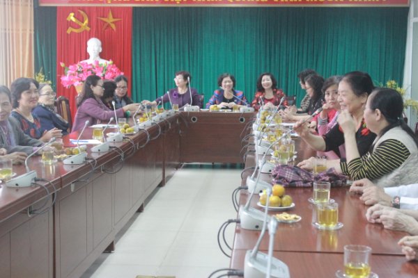 Đ&ocirc;ng đảo c&aacute;c c&aacute;n bộ c&ocirc;ng t&aacute;c tại cơ quan Hội LHPN H&agrave; Nội qua c&aacute;c thời kỳ tham dự buổi gặp mặt