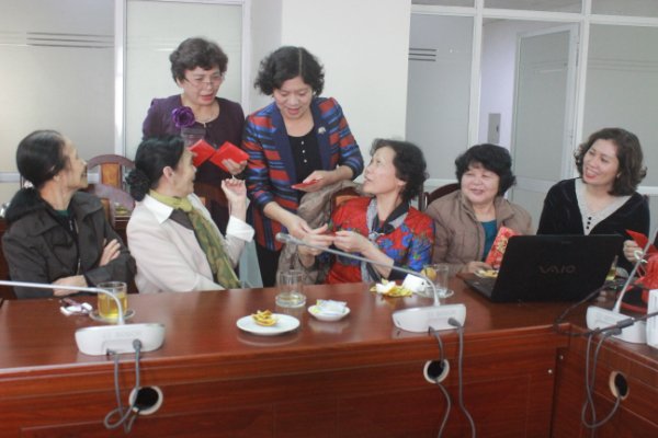 C&aacute;c c&aacute;n bộ c&ugrave;ng nhau ch&uacute;c Tết, 