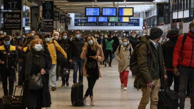 Pháp tăng cường kiểm soát du lịch khi số ca mắc COVID-19 tăng đột biến.