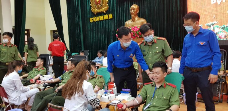 Hơn 380 c&aacute;n bộ, đo&agrave;n vi&ecirc;n, sinh vi&ecirc;n đăng k&yacute; tham gia hiến m&aacute;u