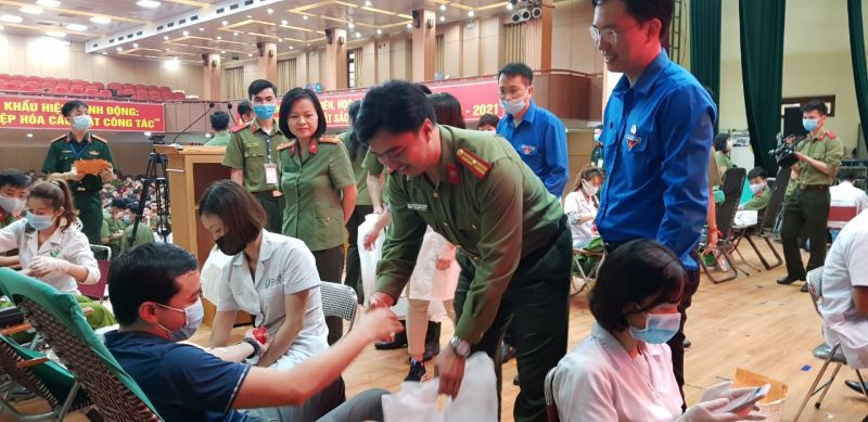 C&aacute;n bộ tặng qu&agrave; người tham gia hiến m&aacute;u