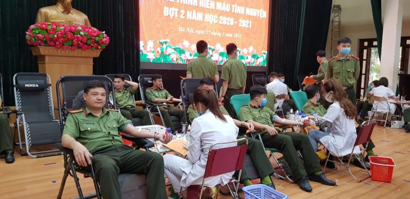 Nhiều người hiến m&aacute;u t&igrave;nh nguyện tr&ecirc;n 5 lần