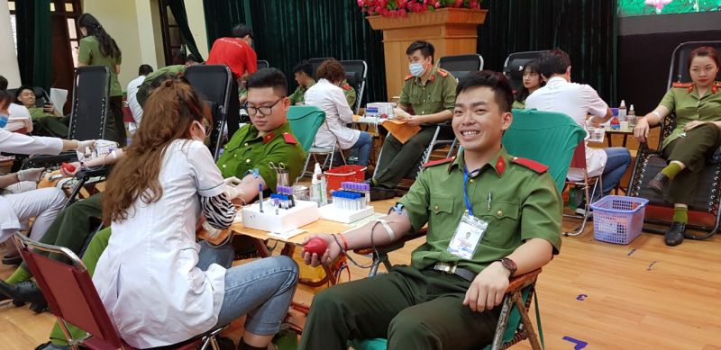 Sinh vi&ecirc;n Tăng Văn Th&aacute;i hiến m&aacute;u lần thứ 12