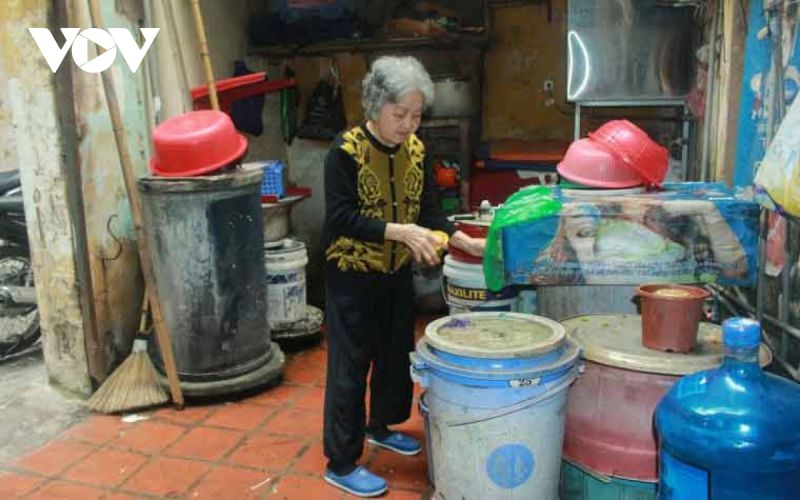 Một cụ b&agrave; sinh hoạt trong khu bếp ăn chung tại số nh&agrave; 34 Phất Lộc, quận Ho&agrave;n Kiếm, H&agrave; Nội. (ảnh: Nguyễn H&agrave;).