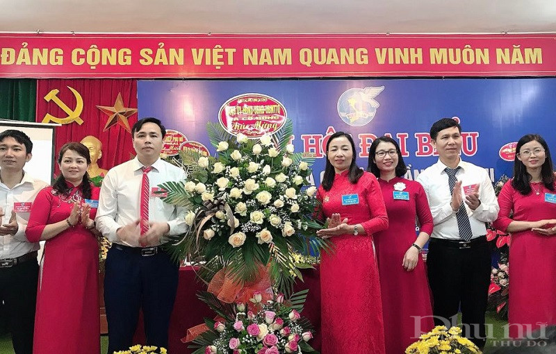 Đảng ủy xã Cổ Đông chúc mừng thành công Đại hội.