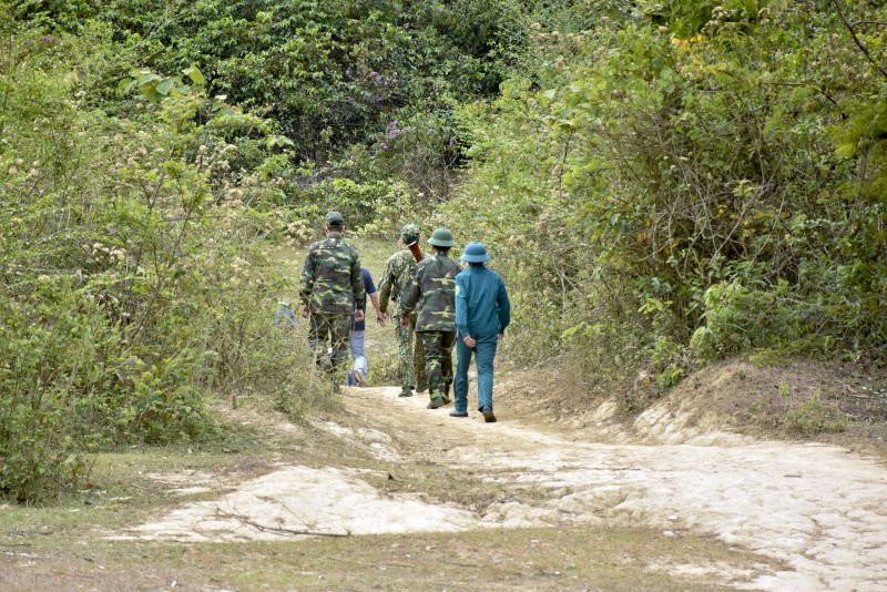Bất kể ng&agrave;y nắng r&aacute;t hay mưa r&eacute;t, c&aacute;c chiến sỹ vẫn chấp h&agrave;nh nghi&ecirc;m việc tuần tra, ngăn chặn hoạt động nhập cư bất hợp ph&aacute;p, kiểm so&aacute;t ph&ograve;ng, chống dịch Covid-19