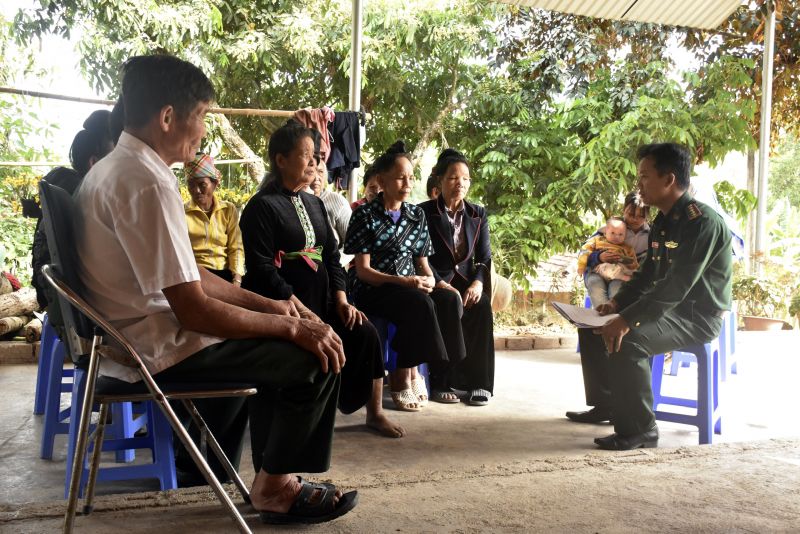 C&aacute;n bộ đồn bi&ecirc;n ph&ograve;ng Thanh Lu&ocirc;ng tuy&ecirc;n truyền ph&ograve;ng, chống dịch Covid-19 v&agrave; c&ocirc;ng t&aacute;c bầu cử tại chi bộ bản Hua Pe, x&atilde; Thanh Lu&ocirc;ng