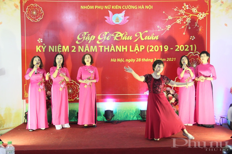 Chị em phụ nữ trong Nh&oacute;m Phụ nữ ki&ecirc;n cường H&agrave; Nội biểu diễn văn nghệ tại buổi gặp mặt.