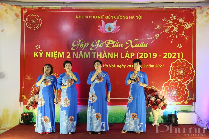 C&aacute;c chị em phụ nữ trong Nh&oacute;m h&aacute;t tập thể b&agrave;i 