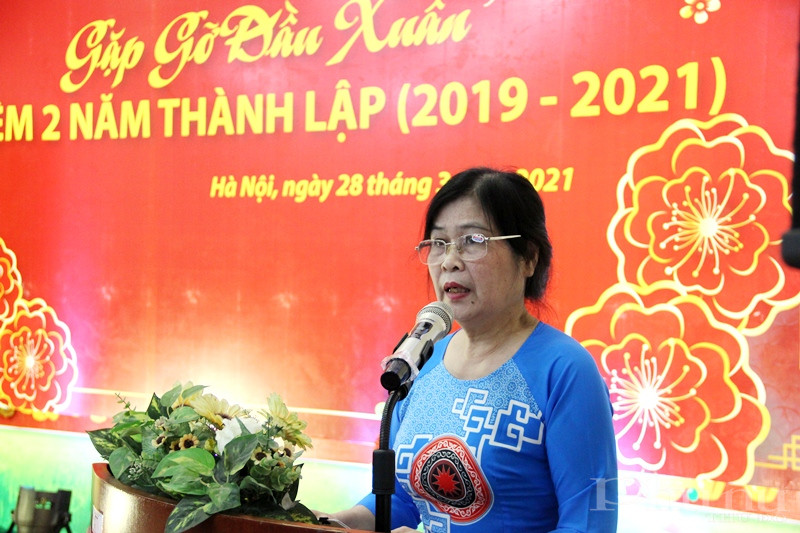 C&ocirc; Nguyễn Thị Nh&atilde; - trưởng nh&oacute;m Phụ nữ ki&ecirc;n cường H&agrave; Nội ph&aacute;t biểu tại buổi gặp mặt.