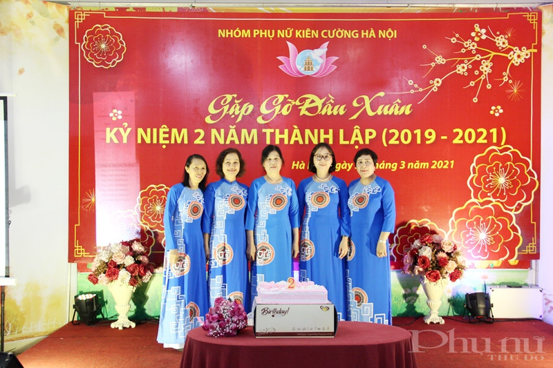 Ban chấp h&agrave;nh Nh&oacute;m Phụ nữ ki&ecirc;n cường ra mắt c&aacute;c th&agrave;nh vi&ecirc;n.