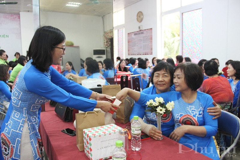 Hoạt động bốc thăm tr&uacute;ng thưởng diễn ra s&ocirc;i nổi tại chương tr&igrave;nh kỷ niệm.