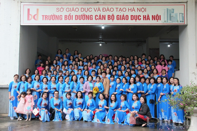 C&aacute;c th&agrave;nh vi&ecirc;n trong  nh&oacute;m Phụ nữ ki&ecirc;n cường H&agrave; Nội chụp ảnh lưu niệm.