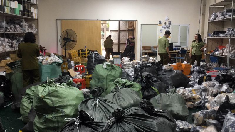 Lực lượng chức năng kiểm tra kho hàng Lực lượng chức năng kiểm tra kho hàng